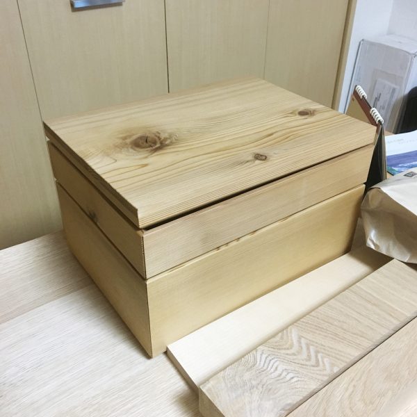 聖山より、良い香りの木箱が届きました